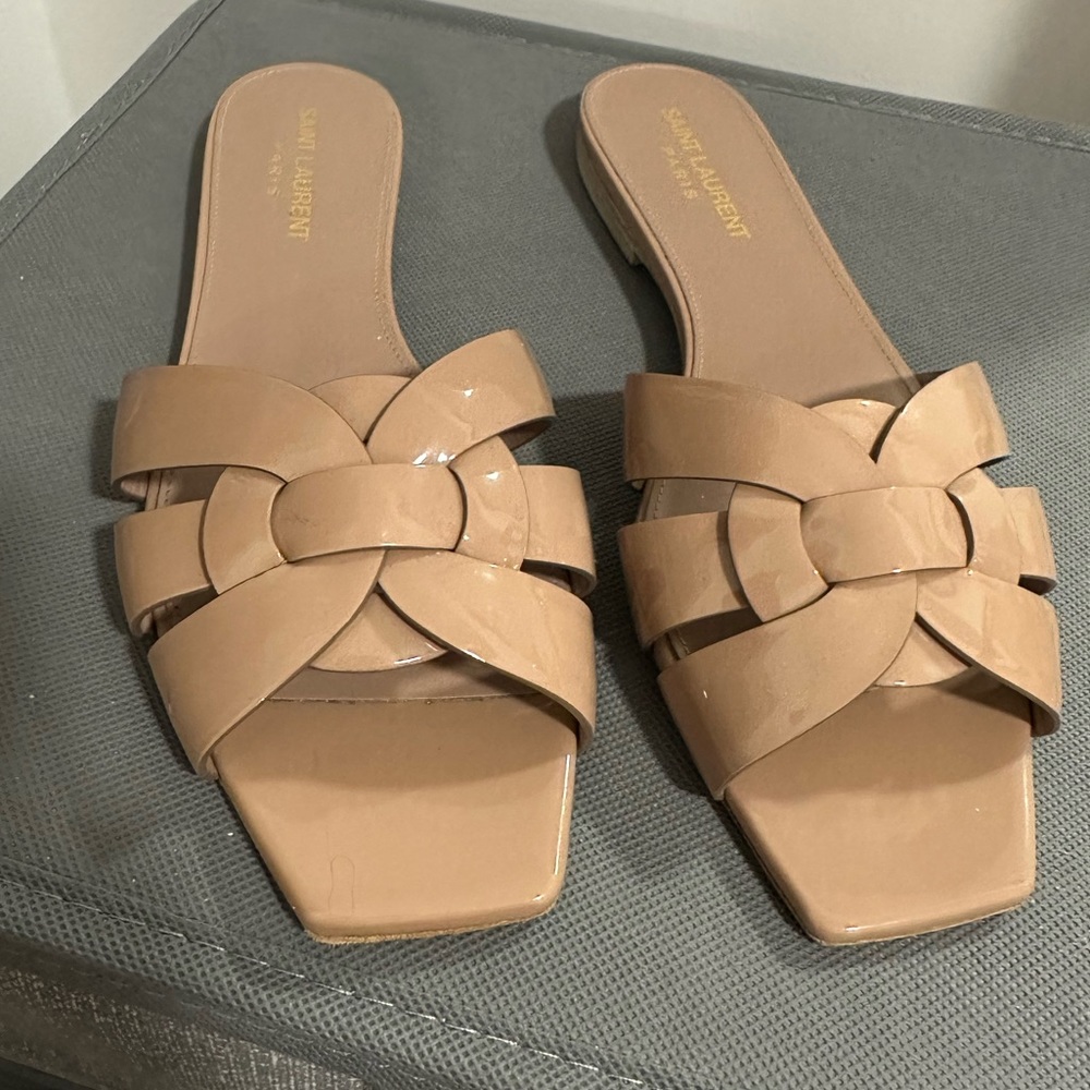 Saint Laurent YSL Tribute Flat Sandal in beige/“nude” size 37 patent leather